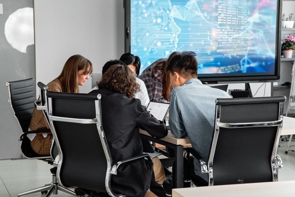 Narrowcasting uitgelegd: zo zet je digitale schermen slim in voor je bedrijf